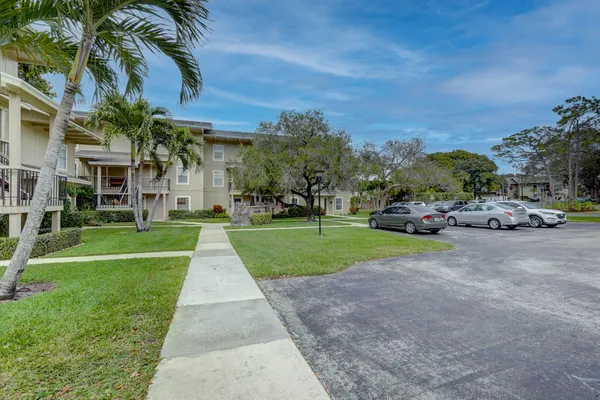 $249,990 | 18350 Southeast Wood Haven Lane, Unit J, Jupiter, FL 33469