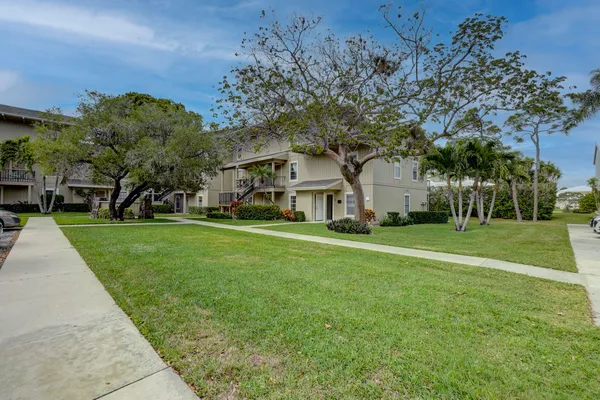 $249,990 | 18350 Southeast Wood Haven Lane, Unit J, Jupiter, FL 33469