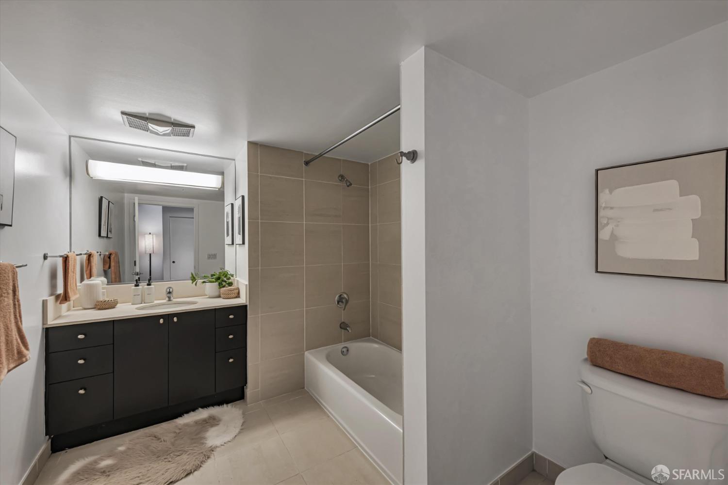 311 Oak Street, Unit 539 Oakland, CA 94607 - Photo 31 of 55 a bathroom with a tub a sink and mirror