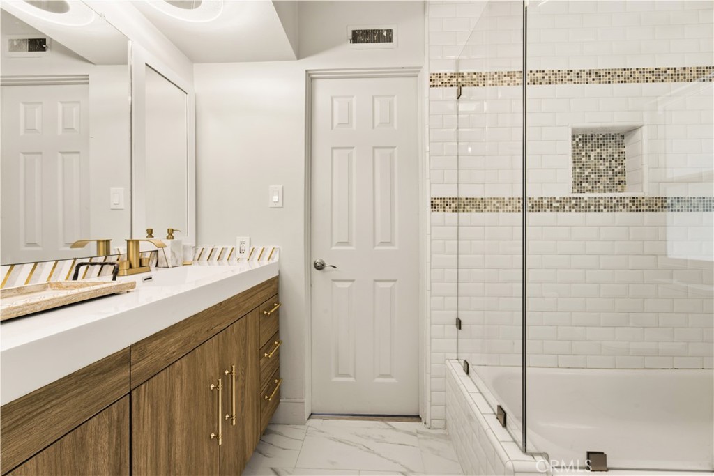 15701 Royal Ridge Road Sherman Oaks, CA 91403 - Photo 17 of 32 Gallery Image 17
