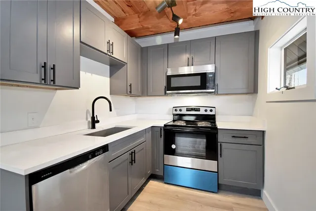 $430,000 | 117 Shagbark Road, Beech Mountain, NC 28604