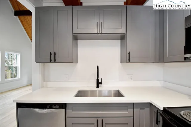 $430,000 | 117 Shagbark Road, Beech Mountain, NC 28604