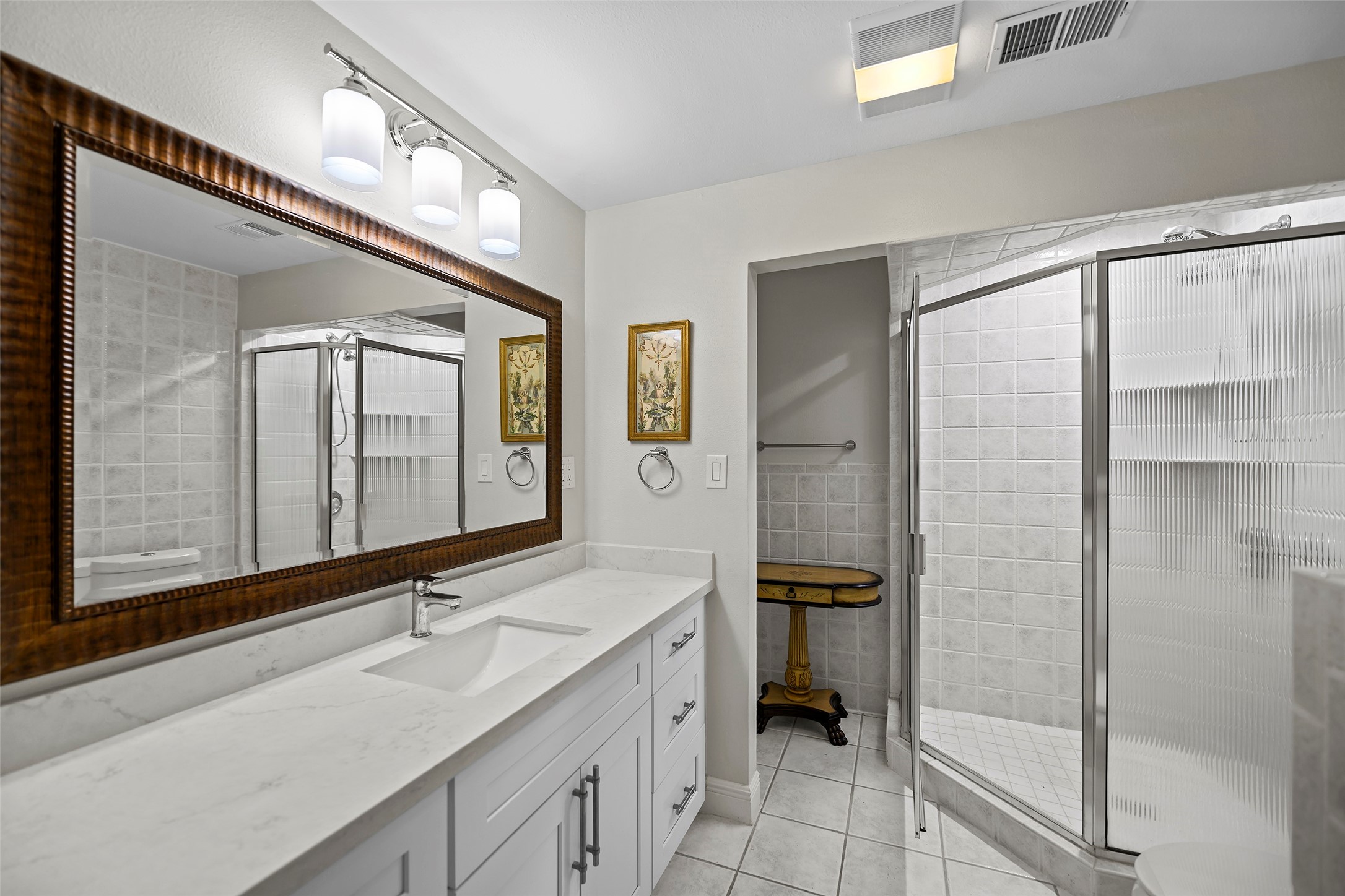 4419 Langtry Lane Houston, TX 77041 - Photo 14 of 50 Full upstairs bathroom, shower and whirlpool tub