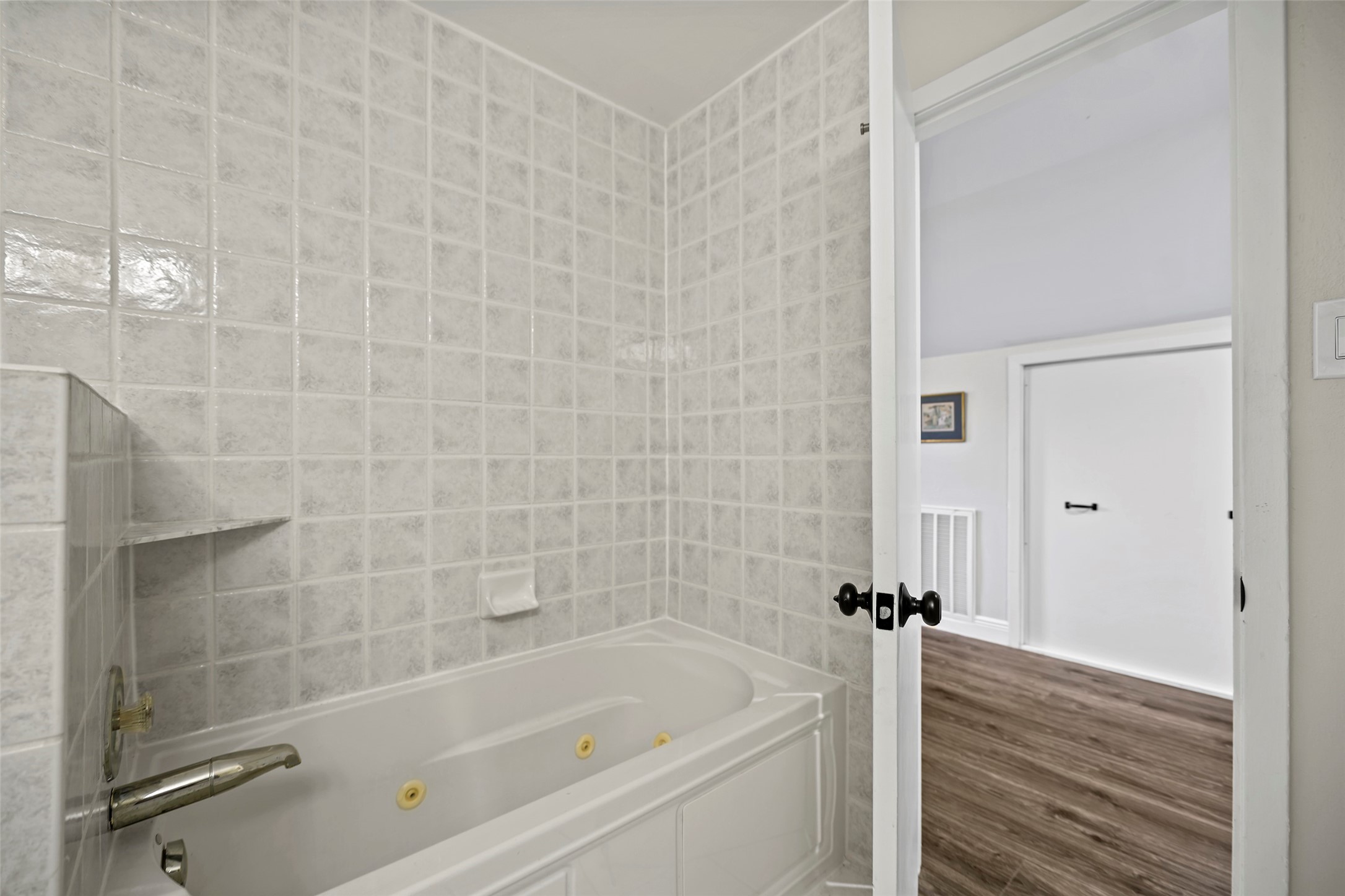 4419 Langtry Lane Houston, TX 77041 - Photo 15 of 50 Upstairs whirlpool tube looking into hallway