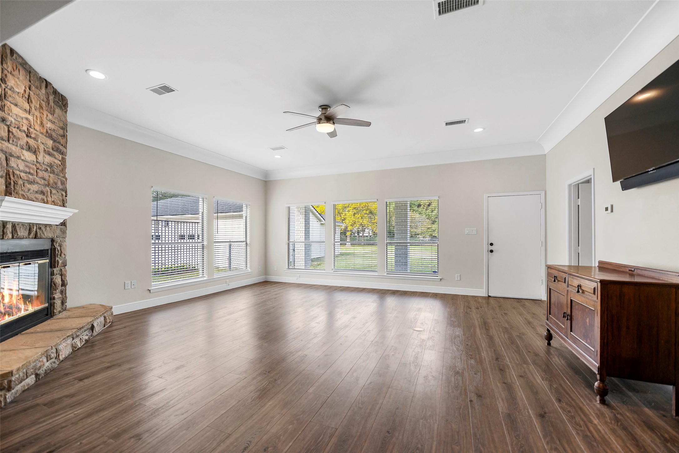 4419 Langtry Lane Houston, TX 77041 - Photo 35 of 50 Large living room with gas fireplace.