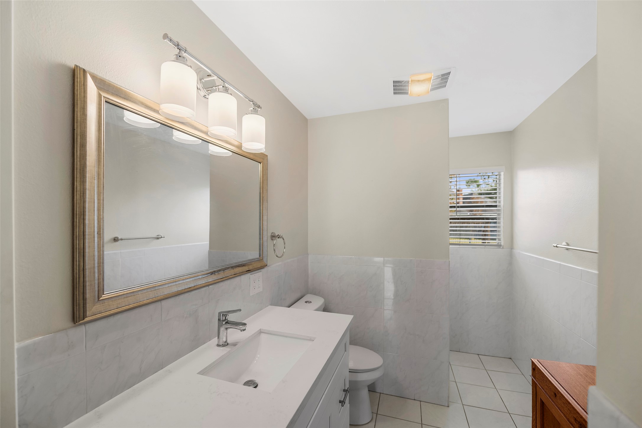 4419 Langtry Lane Houston, TX 77041 - Photo 38 of 50 Full downstairs bathroom off living room