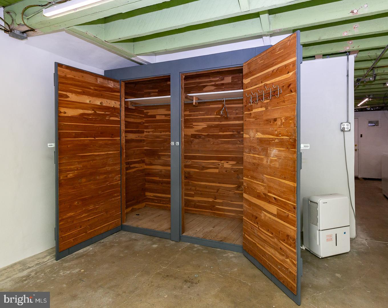 6609 Morris Park Road Philadelphia, PA 19151 - Photo 22 of 35 a view of walk in closet