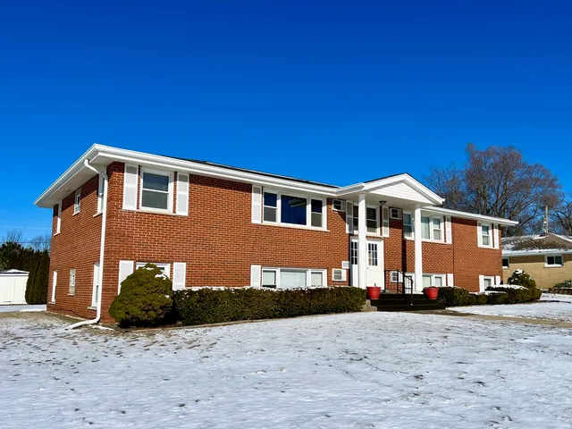 $1,350 | 637 Pasadena Avenue, Unit 2W, Beecher, IL 60401