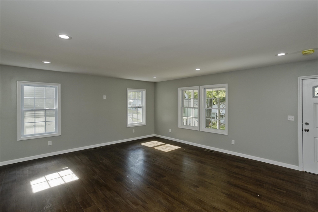 27 Brooks Street Springfield, MA 01109 - Photo 4 of 35