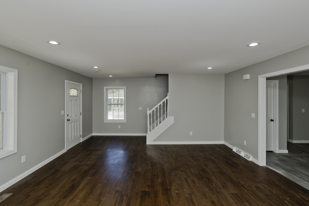 27 Brooks Street Springfield, MA 01109 - Photo 5 of 35