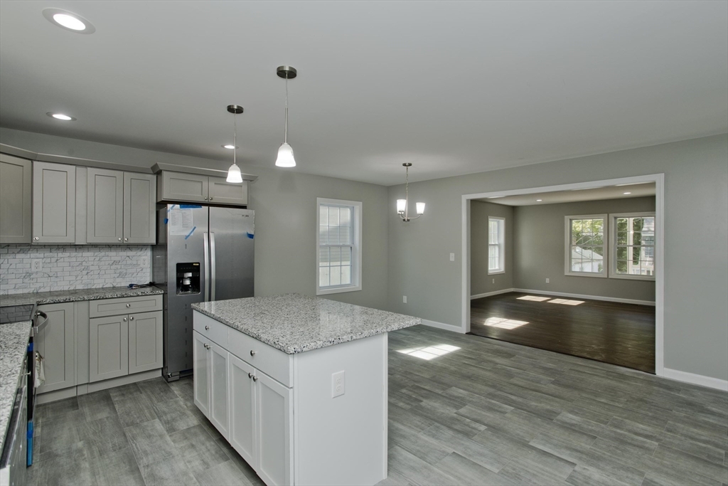 27 Brooks Street Springfield, MA 01109 - Photo 7 of 35