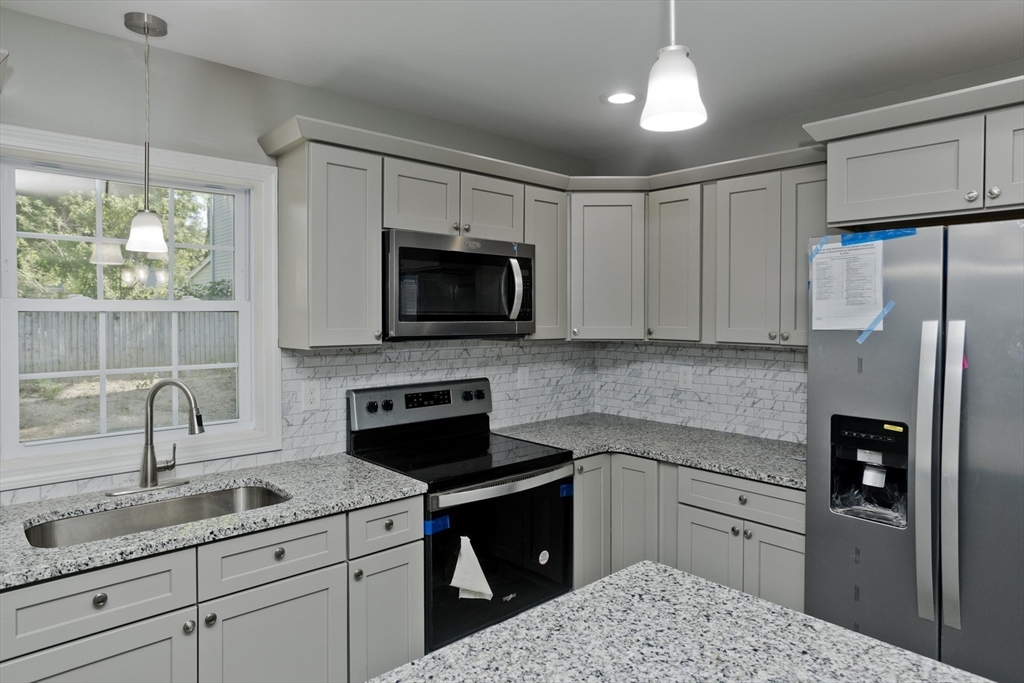 27 Brooks Street Springfield, MA 01109 - Photo 8 of 35