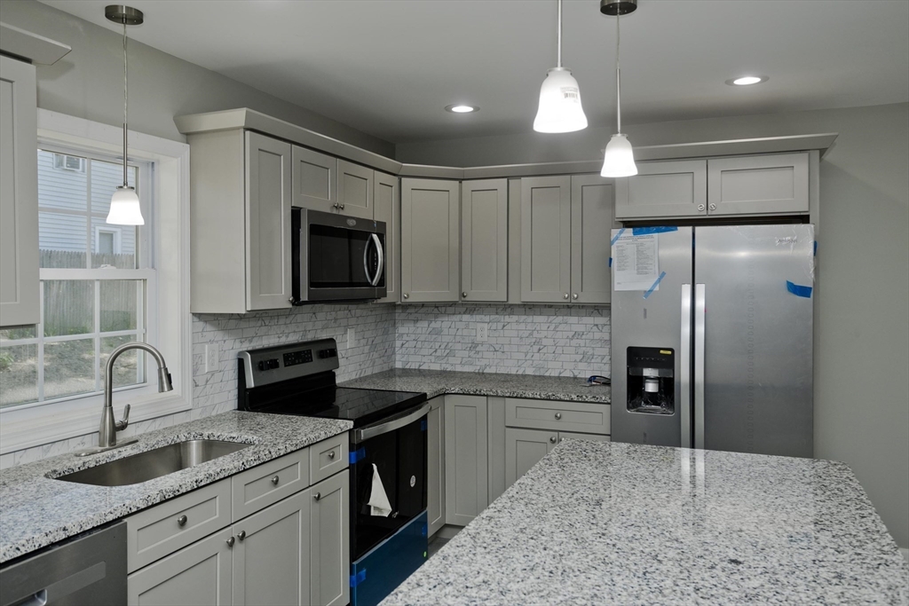 27 Brooks Street Springfield, MA 01109 - Photo 9 of 35