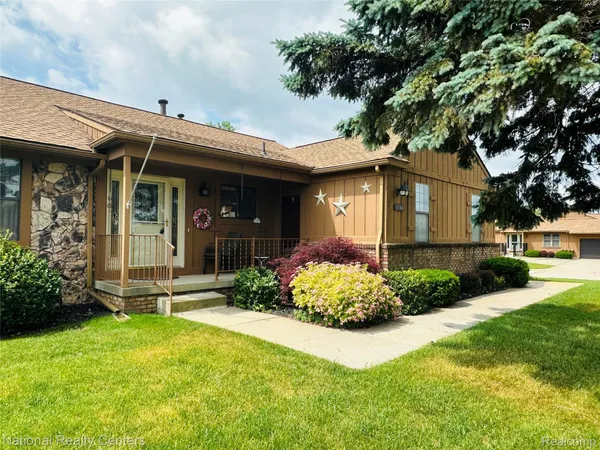 $228,900 | 12104 Lexington Drive, Unit 3, South Lyon, MI 48178
