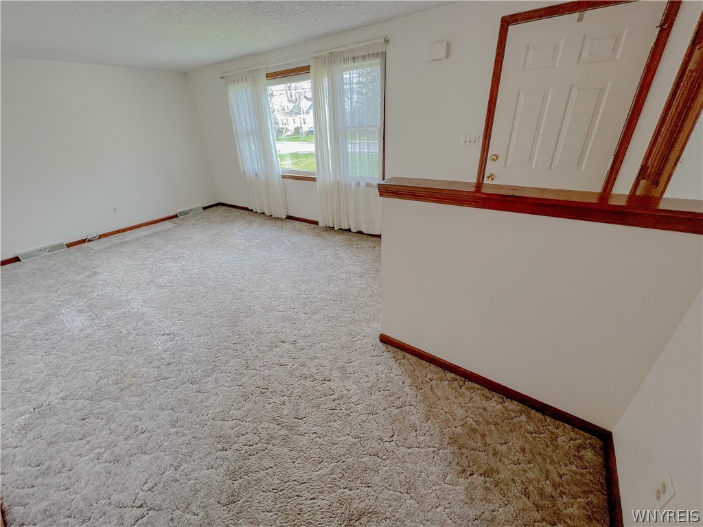 333 Hartford Road Amherst, NY 14226 - Photo 4 of 15