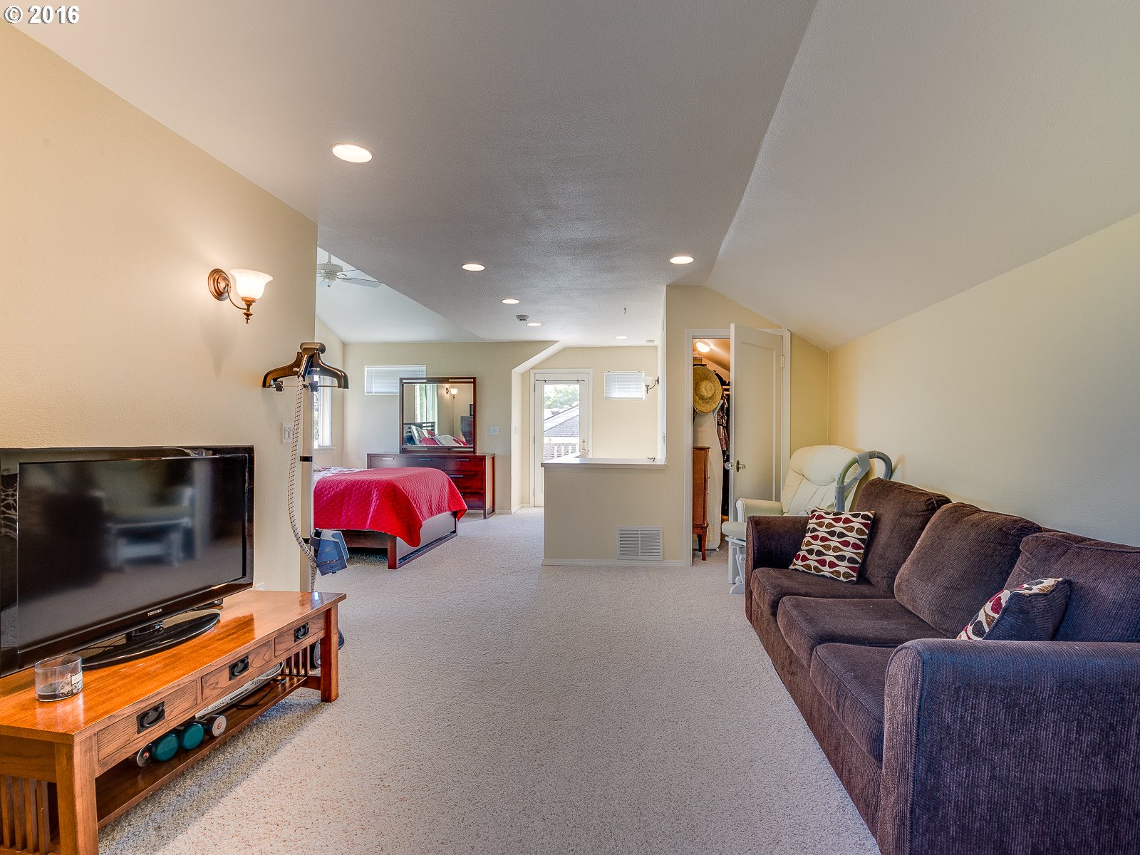 7766 Southwest Terwilliger Boulevard Portland, OR 97219 - Photo 17 of 31 Bedroom, Primary