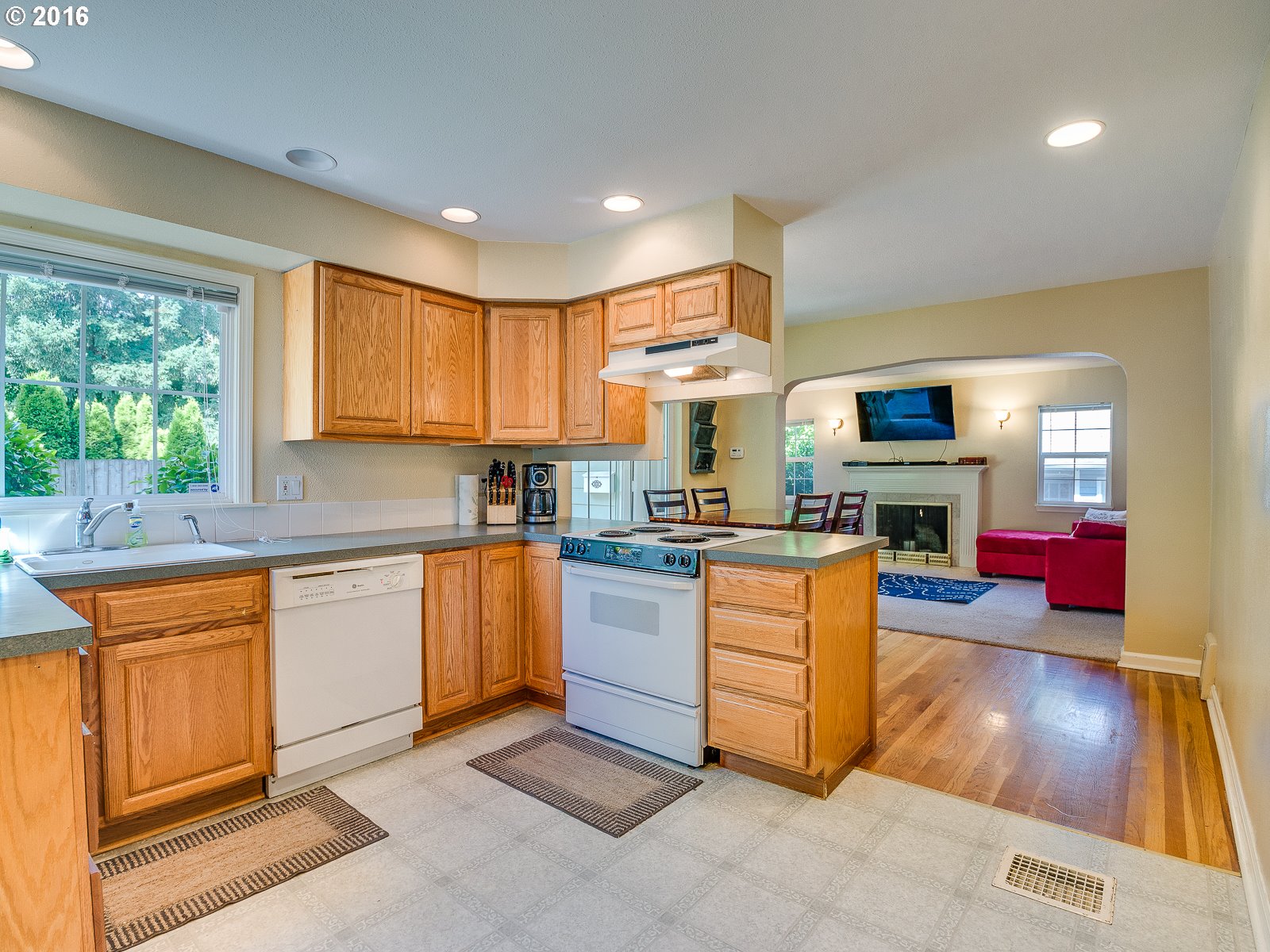 7766 Southwest Terwilliger Boulevard Portland, OR 97219 - Photo 6 of 31 Gallery Image 6