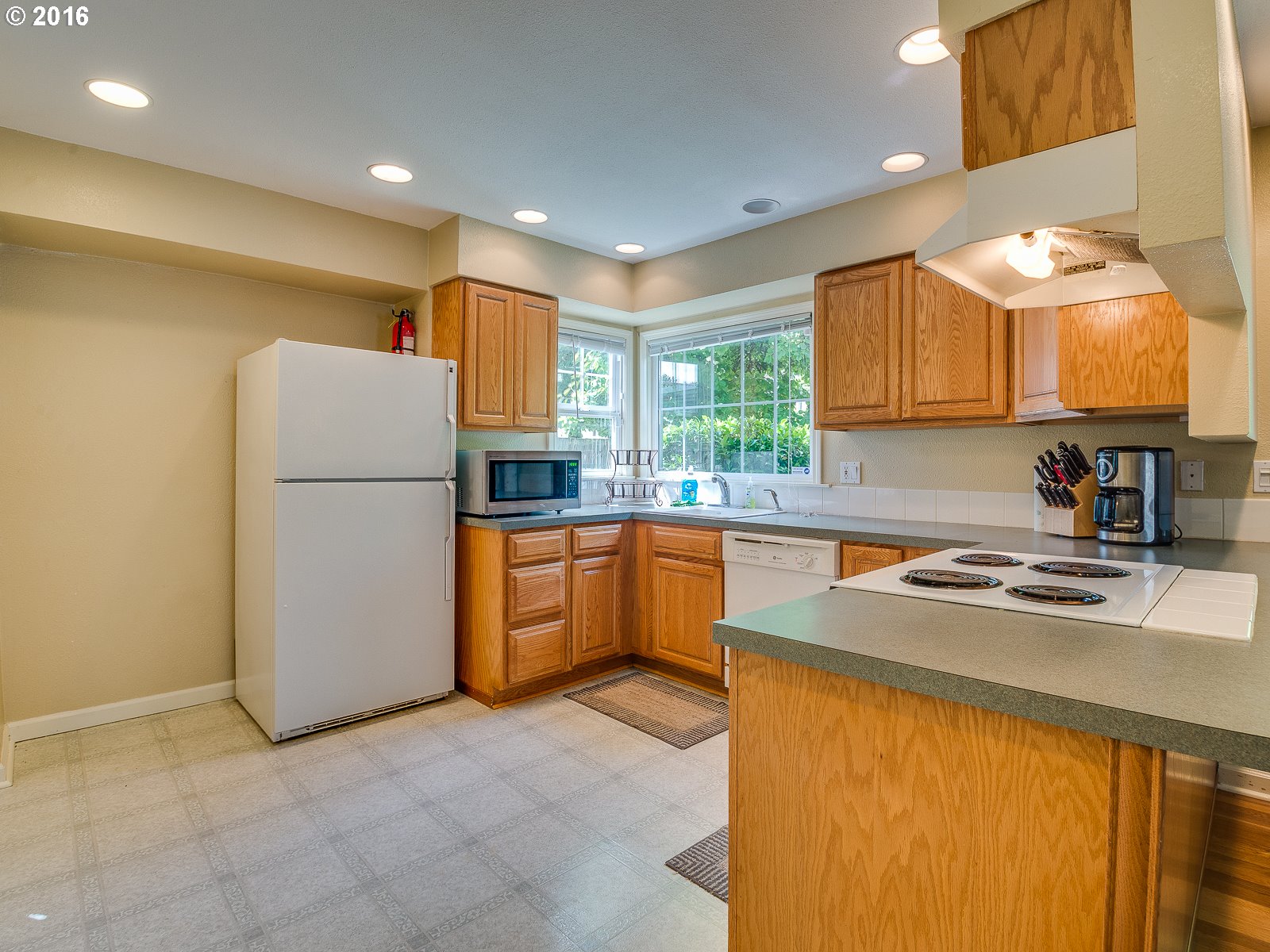 7766 Southwest Terwilliger Boulevard Portland, OR 97219 - Photo 7 of 31 Gallery Image 7