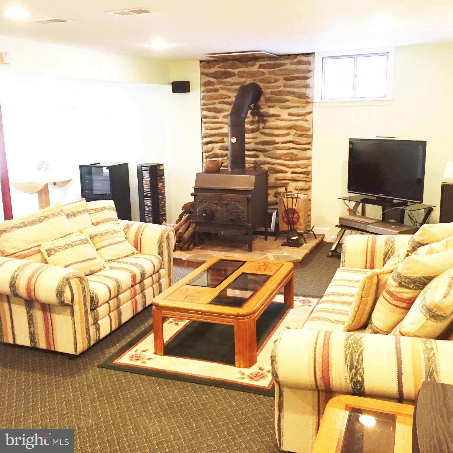 2491 Grimville Road Mount Airy, MD 21771 - Photo 16 of 30 Family Room
