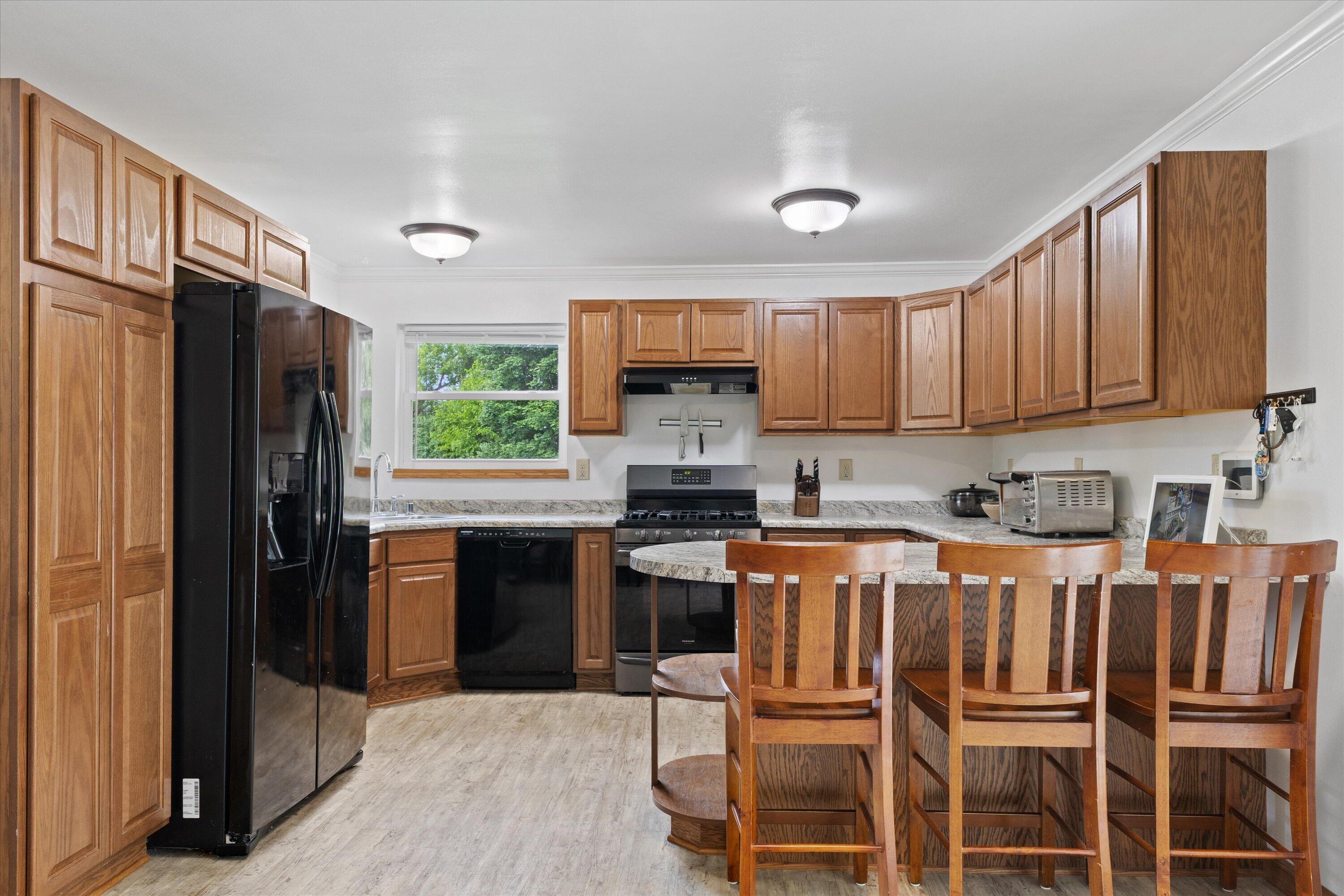 W244N4501 Swan Road Pewaukee, WI 53072 - Photo 12 of 43 Breakfast Bar