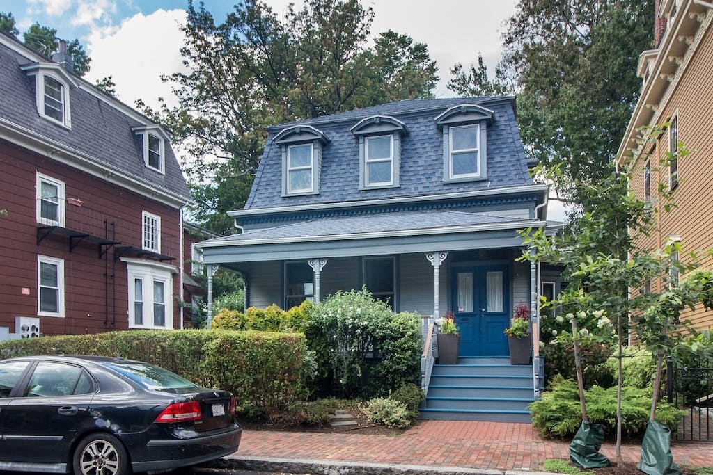 27 Inman Street Cambridge, MA 02139 - Photo 1 of 32 a front view of a house with a garden