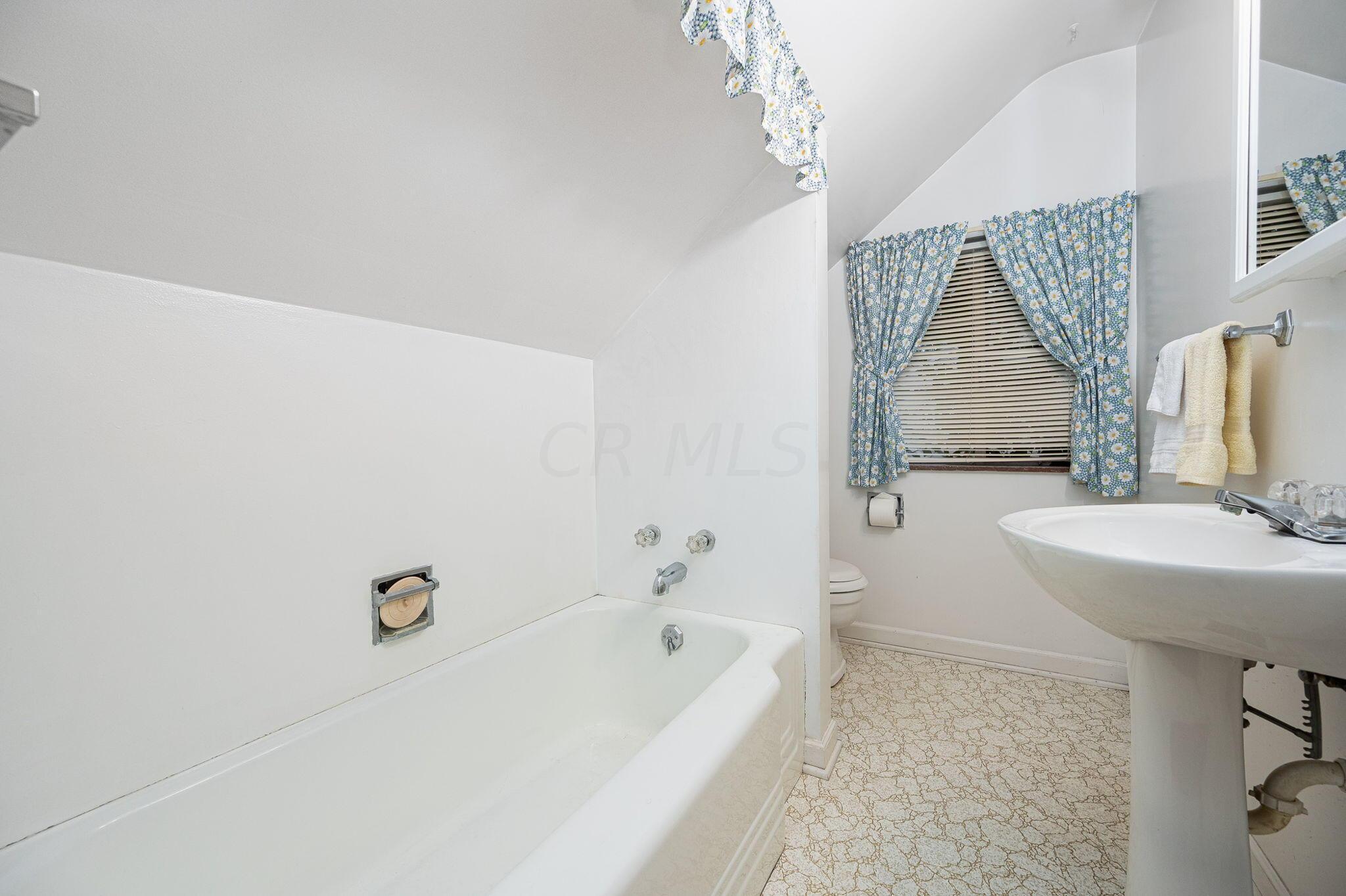 2026 Inchcliff Road Upper Arlington, OH 43221 - Photo 12 of 16 Bathroom (Second Floor)