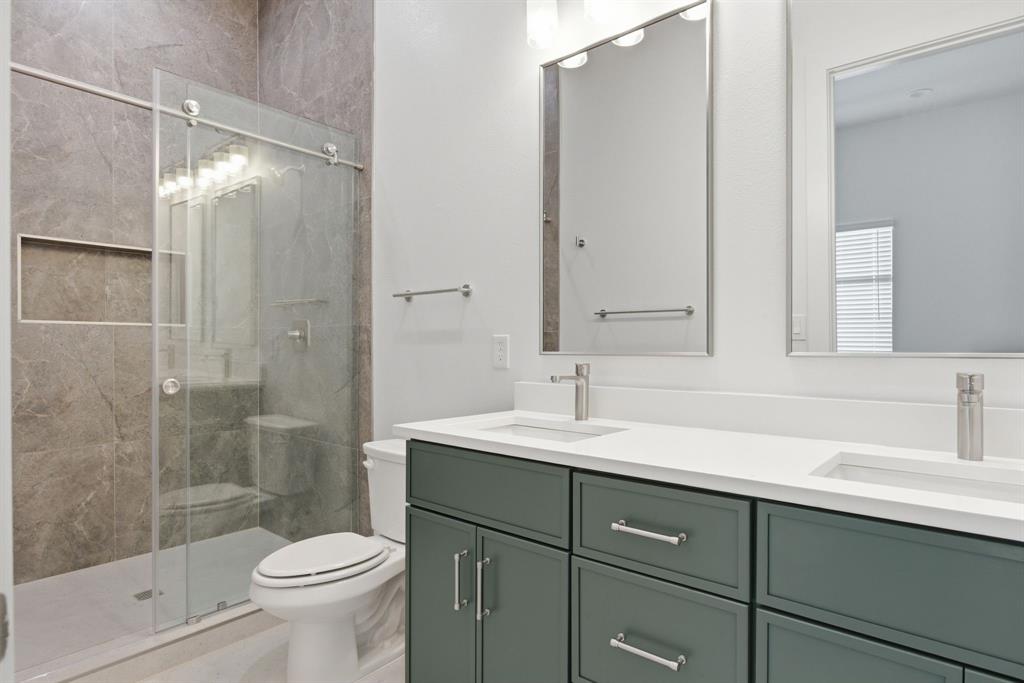 2925 Spruce Valley Lane, Unit 403 Dallas, TX 75233 - Photo 29 of 36 Primary Bath - Green