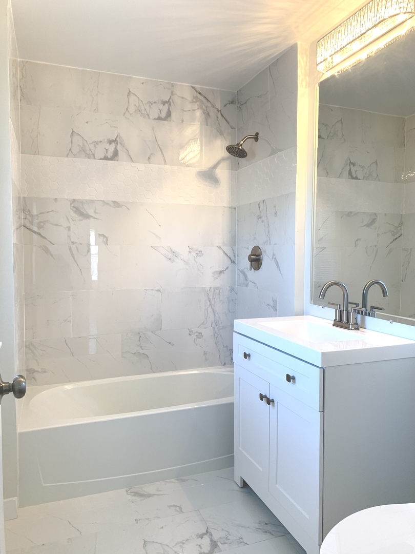 10132 South Green Street Chicago, IL 60643 - Photo 25 of 26 a bathroom with a bathtub and a sink