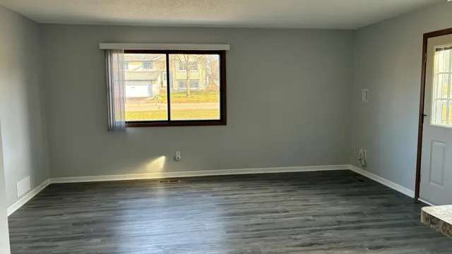 $190,000 | 1640 Helena Road North, Oakdale, MN 55128