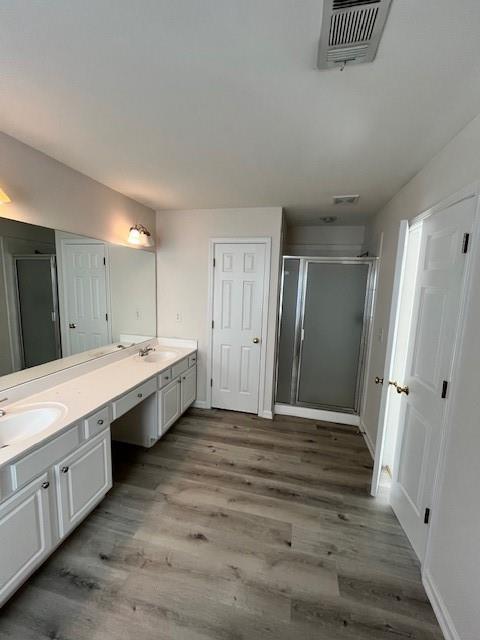 915 Wendlebury Court Alpharetta, GA 30004 - Photo 16 of 27 a large bathroom with a double vanity sink and a mirror