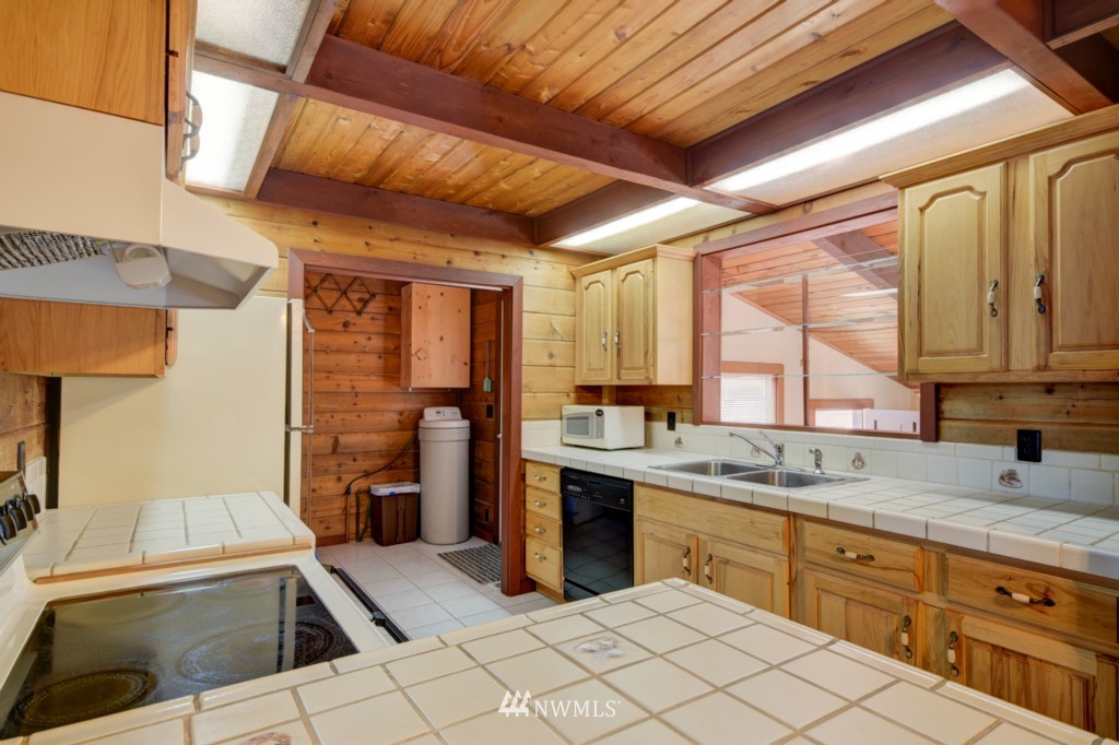1962 Island View Road Oak Harbor, WA 98277 - Photo 4 of 25 Gallery Image 4