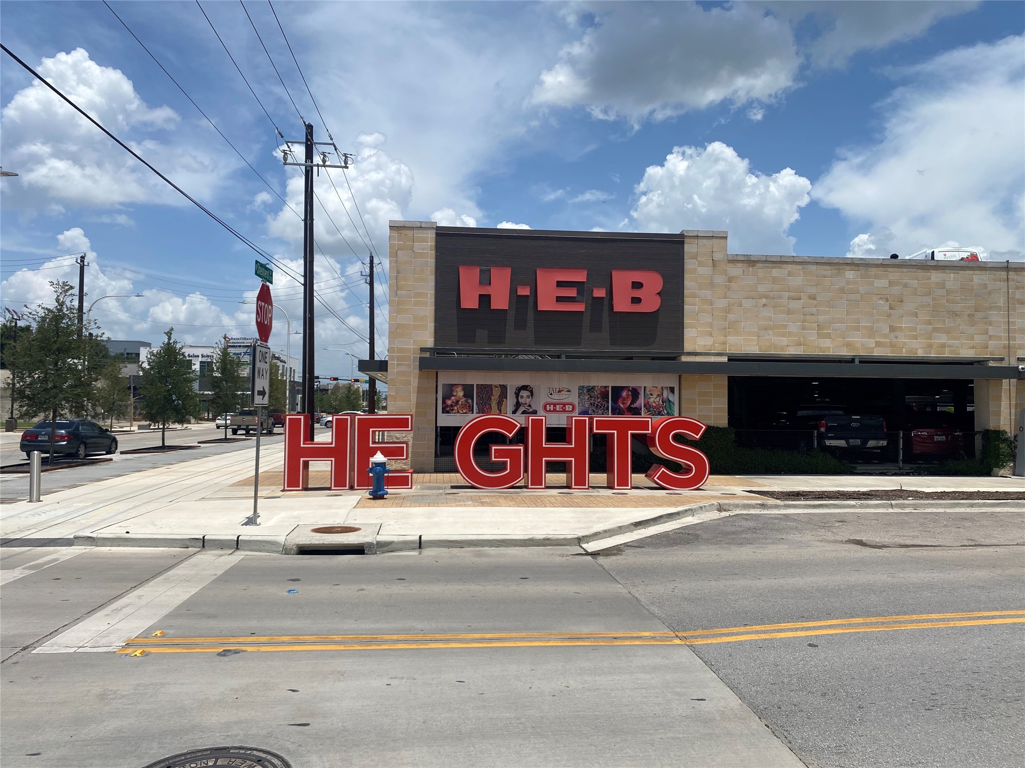 826 East 29th Street Houston, TX 77009 - Photo 29 of 32 Nearby HEB Heights on North Shepherd.