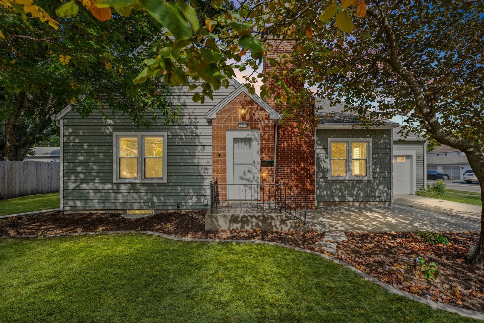 601 West Main Street Clinton, IL 61727 - Photo 29 of 33 a front view of a house with garden