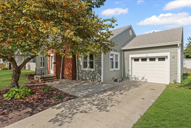 $164,999 | 601 West Main Street, Clinton, IL 61727