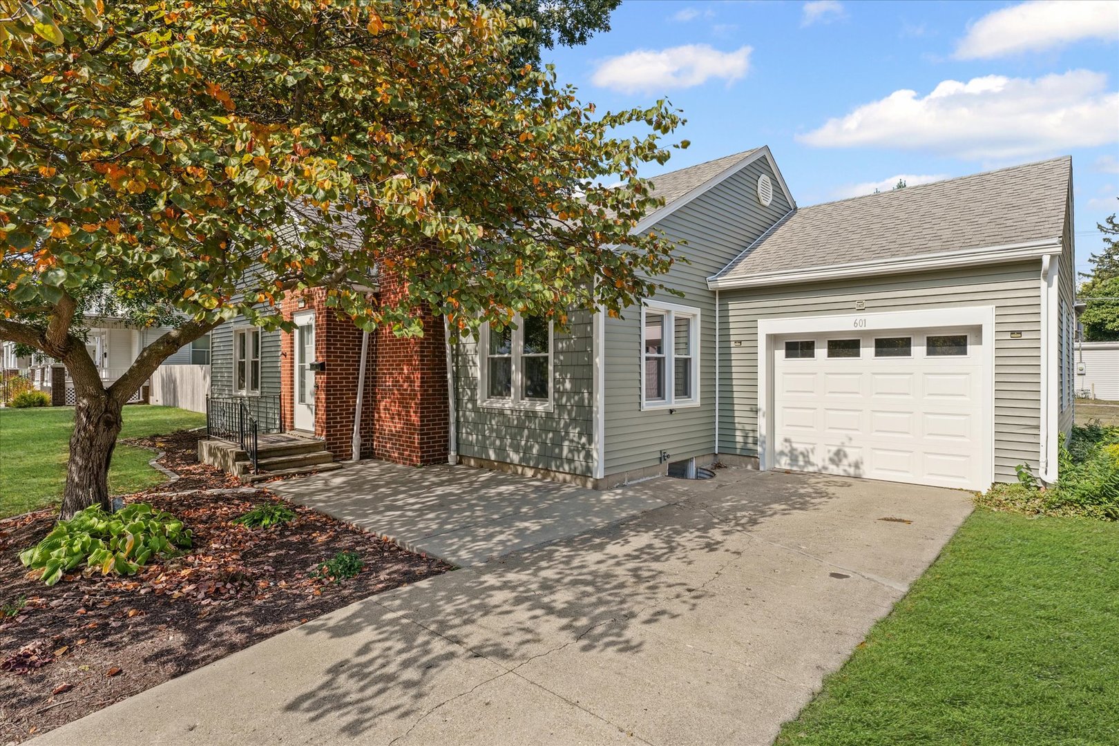 601 West Main Street Clinton, IL 61727 - Photo 3 of 33 a front view of a house with a garden