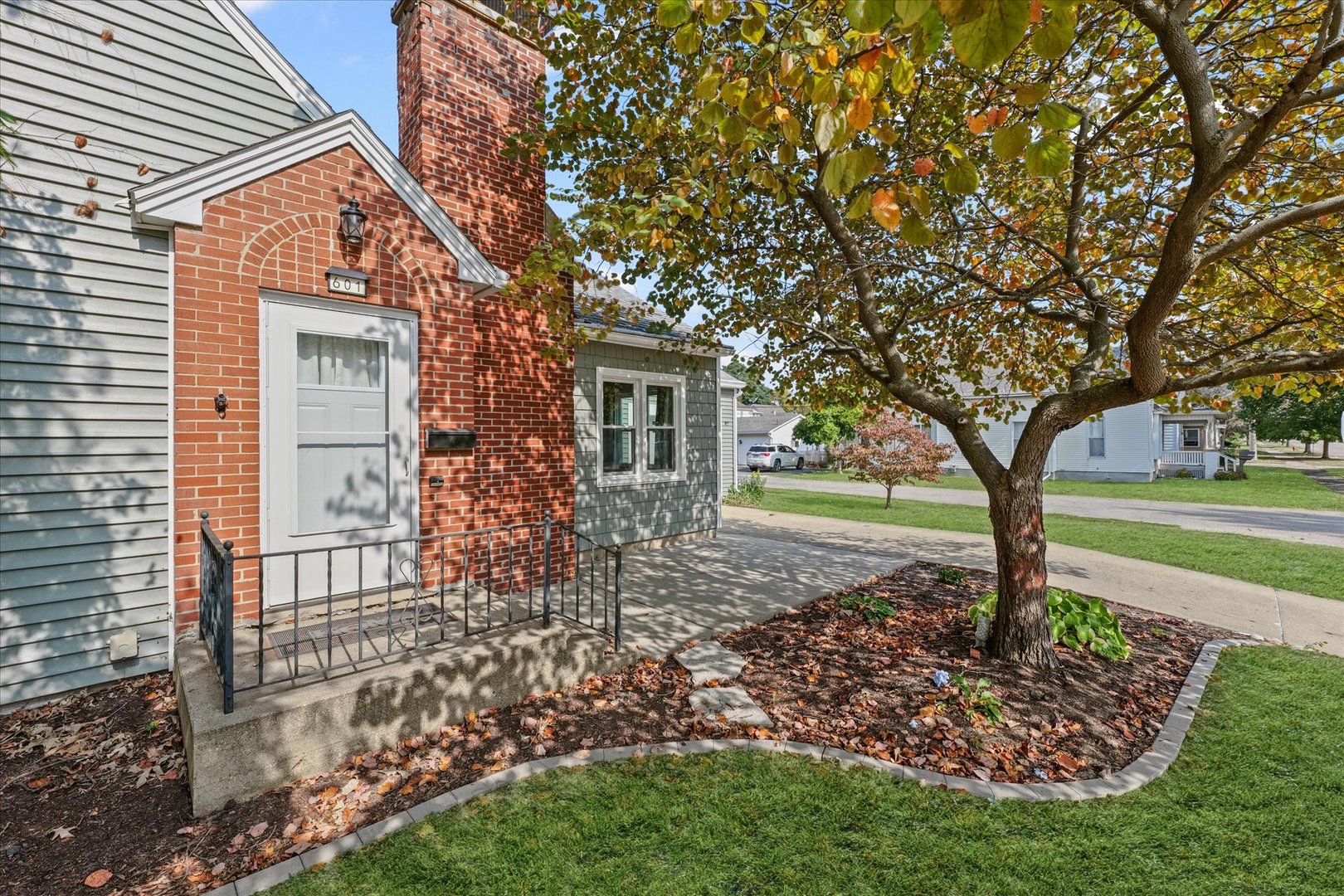 601 West Main Street Clinton, IL 61727 - Photo 4 of 33 a front view of a house with garden