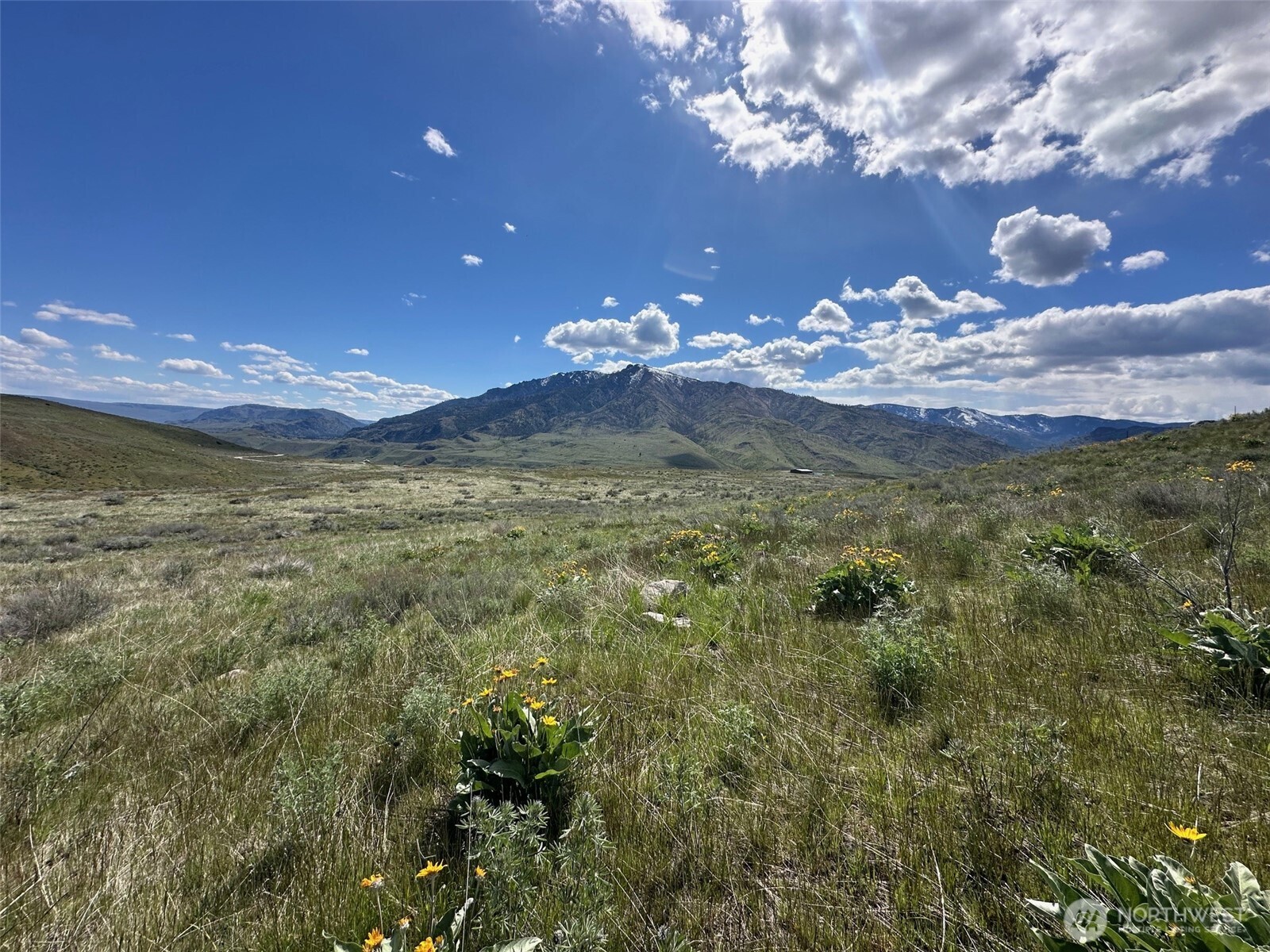 0 Bill Shaw Road Pateros, WA 98846 - Photo 8 of 10 a large room with a chandelier