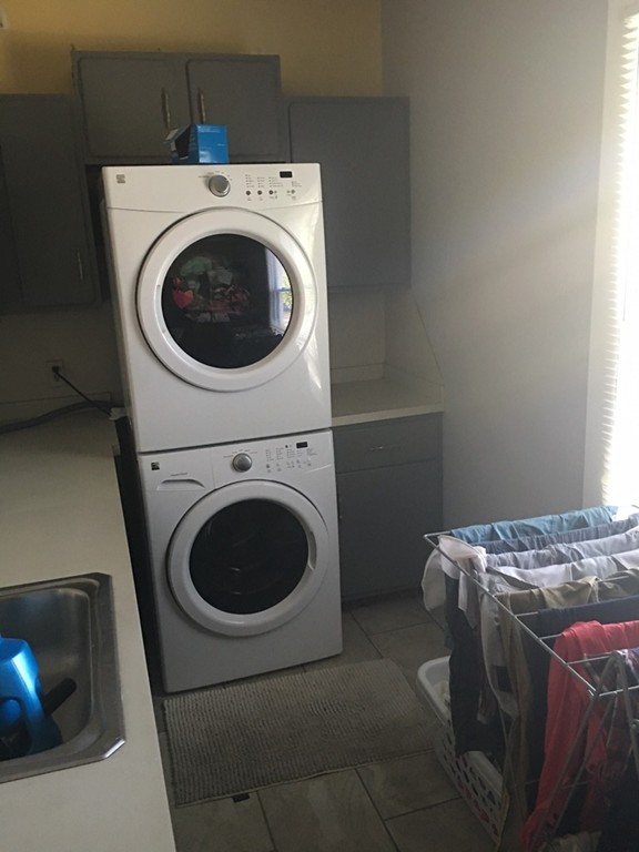 529 White Street Springfield, MA 01108 - Photo 5 of 16 a utility room with dryer and washer