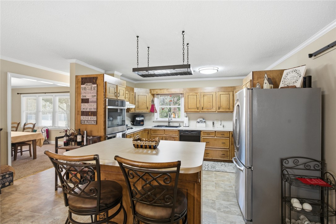 1005 Pinecroft Drive Anderson, SC 29621 - Photo 22 of 50 This spacious kitchen offers a large island with seating, ample cabinetry, and stainless steel appliances.