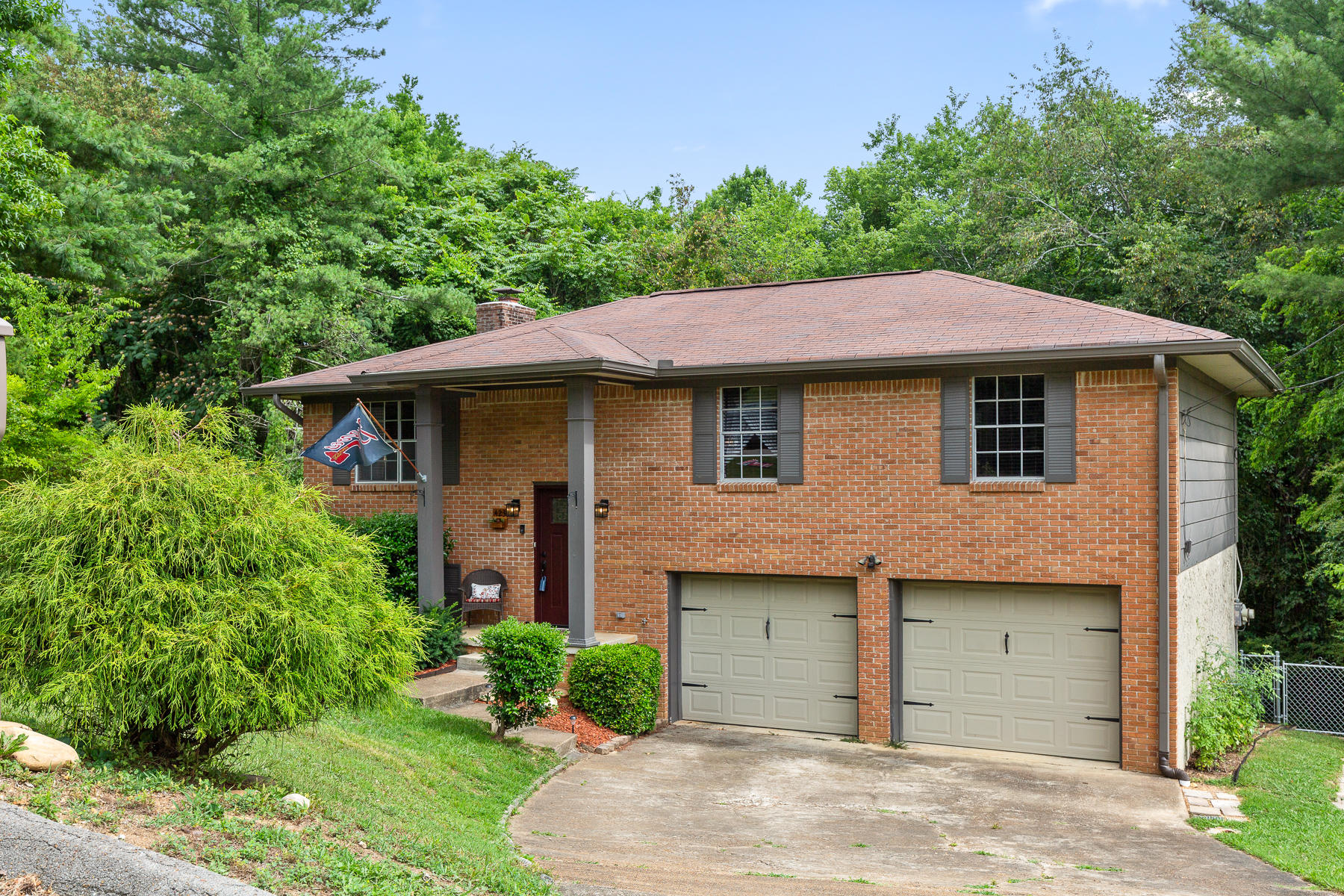 423 Stone Ridge Drive Hixson, TN 37343 - Photo 2 of 32 2-car Garage