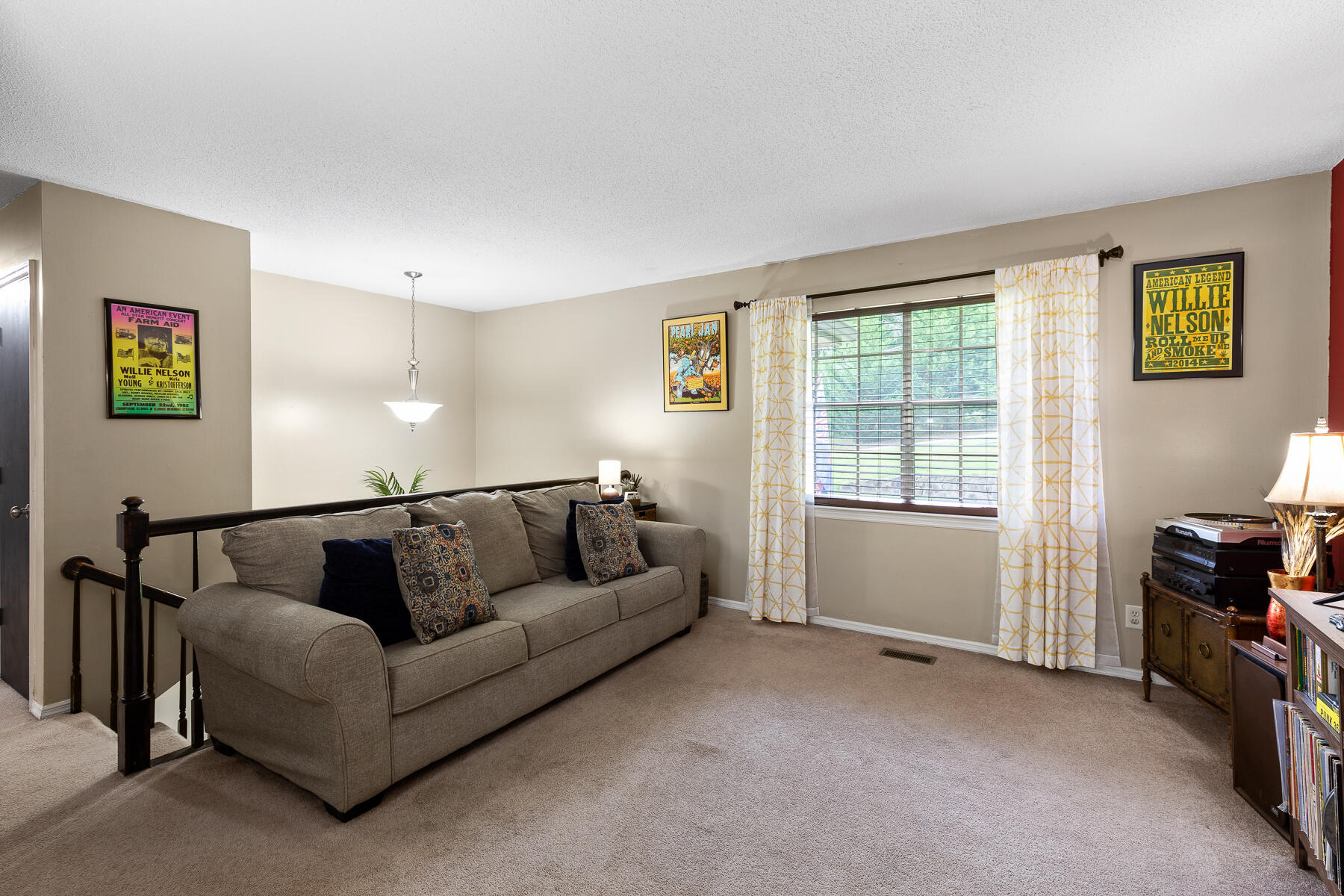 423 Stone Ridge Drive Hixson, TN 37343 - Photo 5 of 32 Living Room
