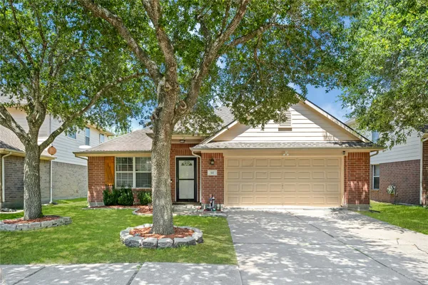 $267,000 | 327 Mammoth Springs Lane, Dickinson, TX 77539