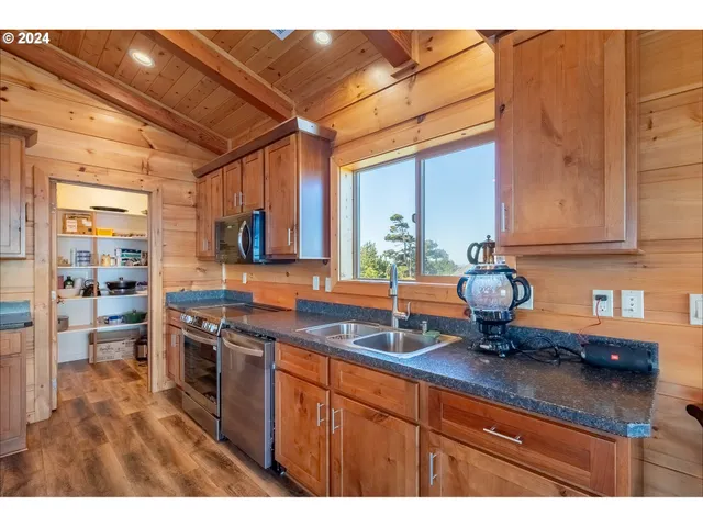 $1,299,999 | 21 Twin Tree Court, Florence, OR 97439