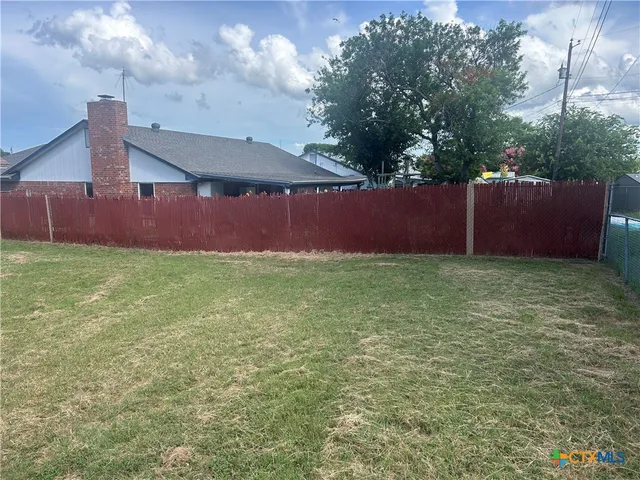 a view of a backyard