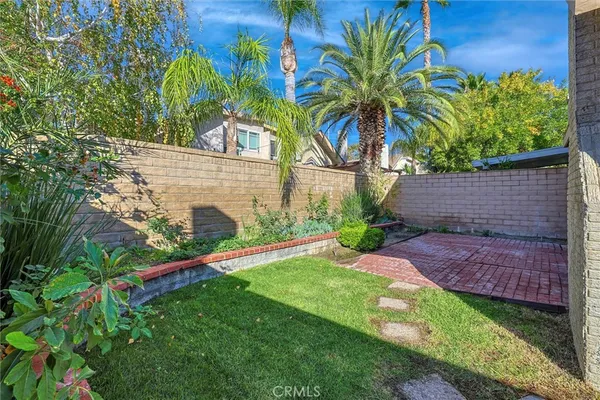 a view of a pathway with a pathway