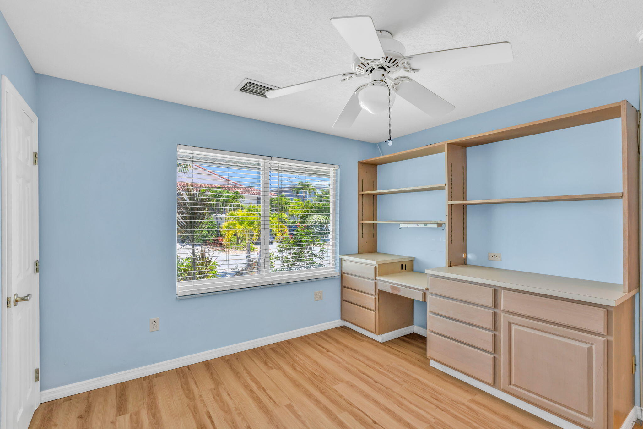 501 11th Street Key Colony Beach, FL 33051 - Photo 37 of 52 a room with a workspace