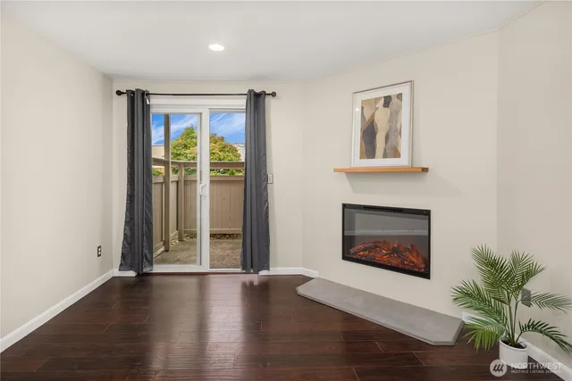 $379,950 | 14200 Northeast 171st Street, Unit E105, Woodinville, WA 98072