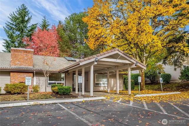 $379,950 | 14200 Northeast 171st Street, Unit E105, Woodinville, WA 98072