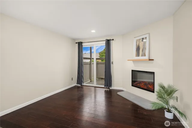 $379,950 | 14200 Northeast 171st Street, Unit E105, Woodinville, WA 98072