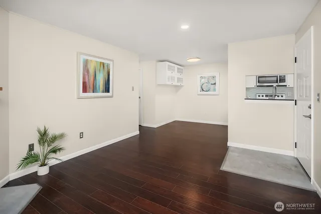 $379,950 | 14200 Northeast 171st Street, Unit E105, Woodinville, WA 98072